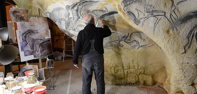 Mağaranın kapatılmasının ardından 1970 yılında Lascaux Mağarası'nın birebir kopyası yapılmaya başlanıyor.