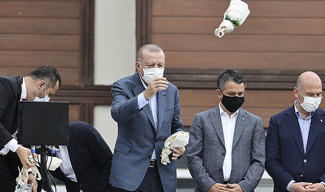 Önce sel felaketinden etkilenen Rize’de halka çay fırlattı. Felaketzede halka çay fırlatmak zaten tuhaftı. Tuhaf olan bir başka nokta da Rize’nin zaten ülkenin çay deposu olmasıydı.