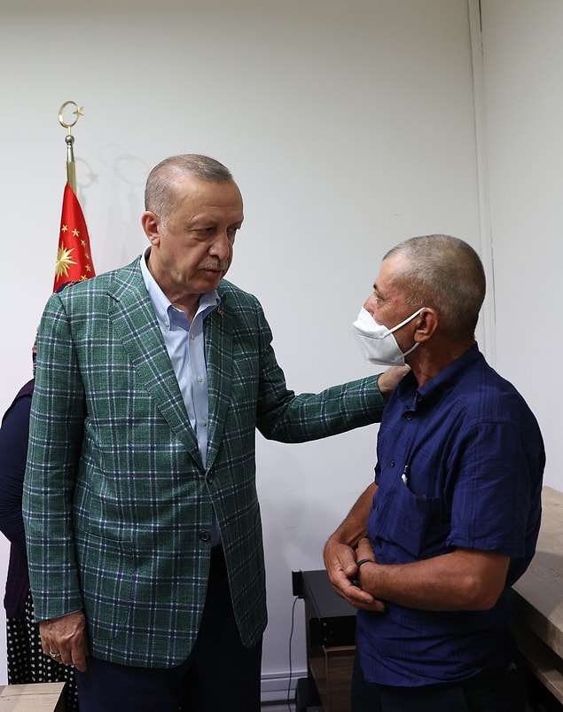 Ancak paylaşımdaki fotoğraflarda Cumhurbaşkanlığı forsunun bulunduğu bayraklar görüldü.👇