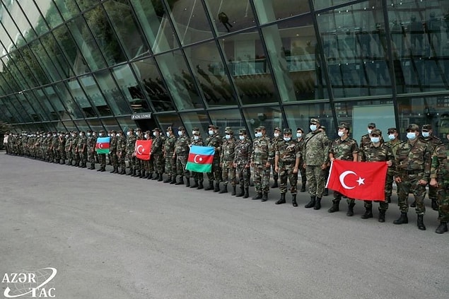 Sonrasında ise Azerbaycan Cumhurbaşkanı İlham Aliyev, yangınlarla mücadele için Türkiye'ye 500'den fazla personel, helikopterler ve ilgili malzemeler göndereceklerini açıkladı. .