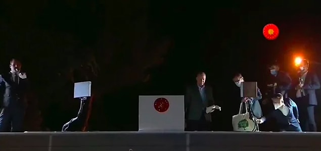 Cumhurbaşkanı Recep Tayyip Erdoğan, son zamanlarda gittiği afet bölgelerinde vatandaşlara çay dağıtıyor.