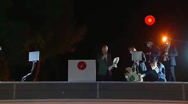 Dün ise Marmaris'te yangını incelemeye giden Cumhurbaşkanı yine halka çay dağıttı.