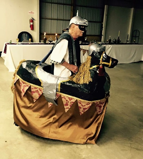 5. У моей подруги была средневековая тематическая свадьба, и ее дедушка появился в таком виде