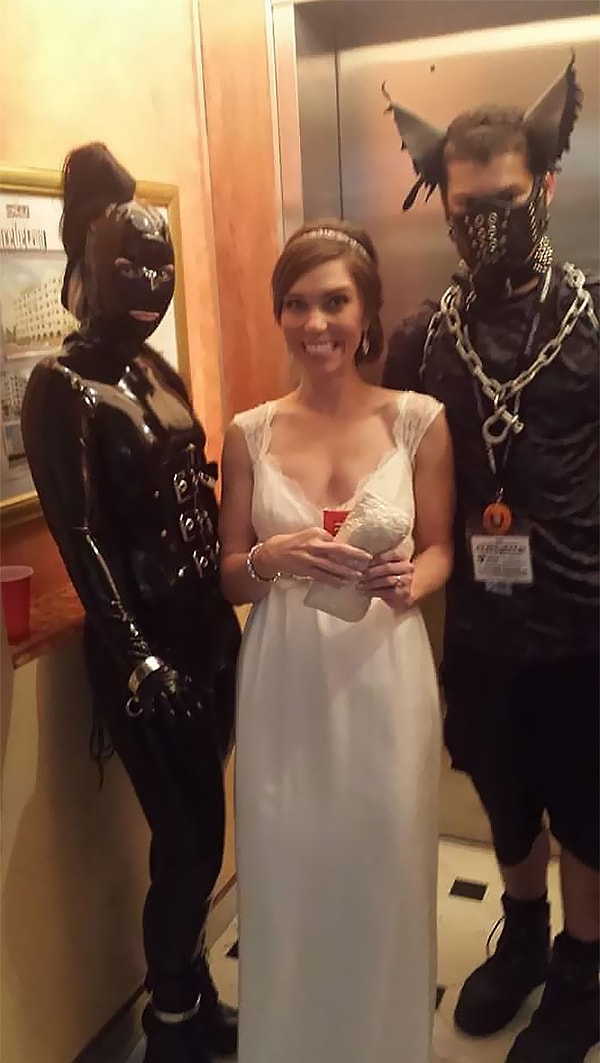 13. Иногда в отеле, где проводилась наша свадьба, также заказывают фетиш-бал. И вот мы встретились