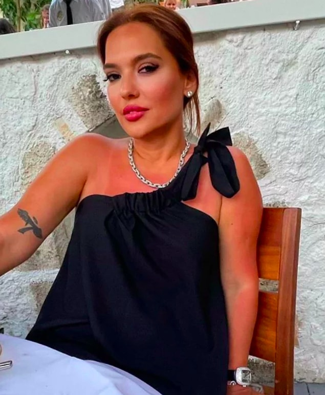 18. Demet Akalın attığı bir tweette "Azerbaycan" yerine "Azarbeycan" yazınca Azerbaycanlı bir takipçisinden kendisine sert bir yanıt geldi.