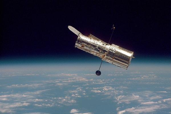Hubble Uzay Teleskobu sayesinde uydunun ince bir atmosfere sahip olduğu yirmi yıldan uzun süredir biliniyordu.