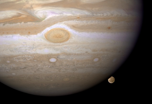 Bu iddiaların aksine, yapılan son analizlerde Ganymede'nin ince atmosferindeki gizemli bileşenin su buharı olduğu fark edildi.