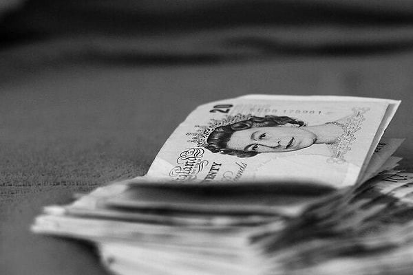 11. Сжигают банкноты по 20 фунтов стерлингов на глазах у бездомного, когда у него попросят денег. Это сделал Рональд Койн, студент Тори Кембриджа