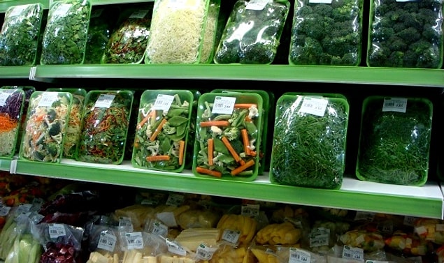 9. "Sebzeleri paketli satan büyük bir firmada çalışıyorum. Bizim sattıklarımızın hemen yanında marketin kendi sebzeleri var ve hepsi aslında aynı tarlada yetişiyor. Aralarındaki tek fark bizimkinin etiketi..."