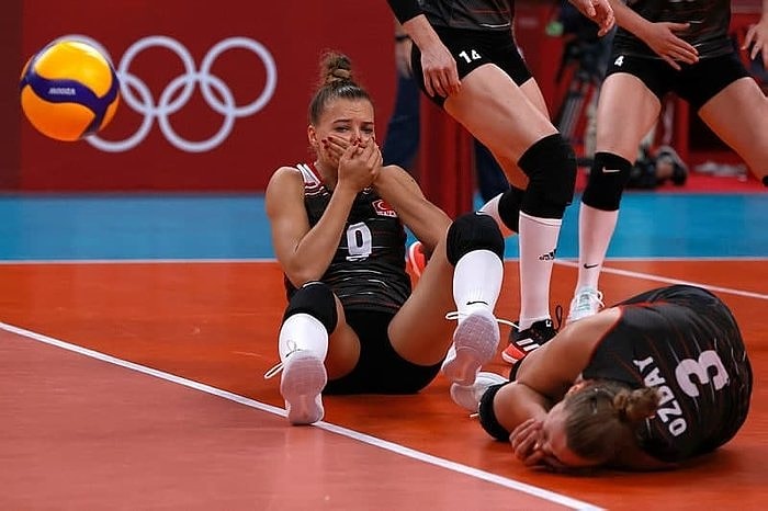 Türkiye-Rusya Voleybol Maçında Korkutan Anlar! Meliha İsmailoğlu ile Cansu Özbay Çarpıştı