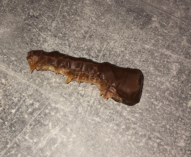7. "Erkek arkadaşım az önce gözlerimin önünde çikolatayı bu şekilde yiyip bıraktı. Akıllarda tek bir soru: Neden?"