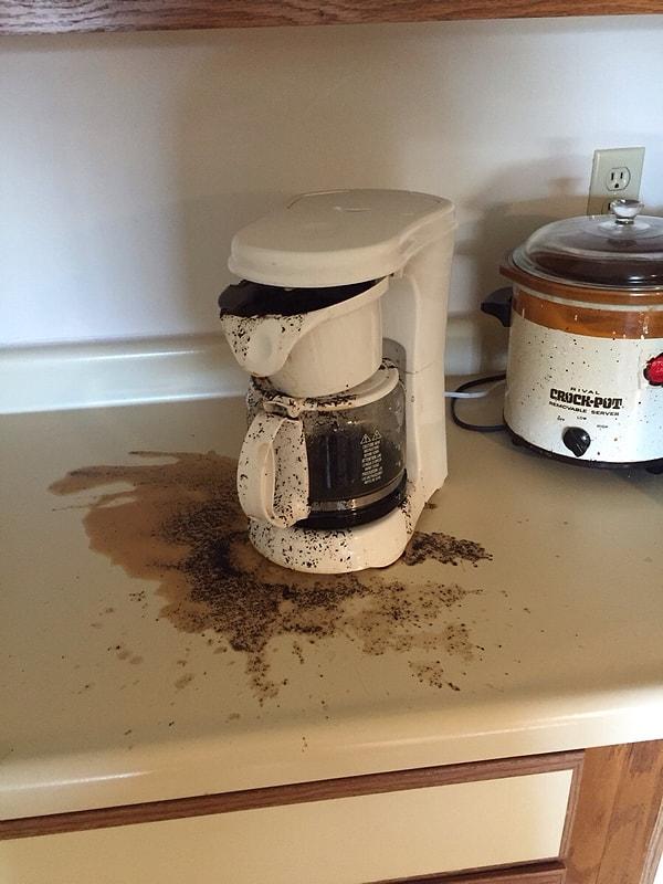 8. "21 yaşındaki erkek arkadaşım bu sabah hayatında ilk kez kahve yaptı..."