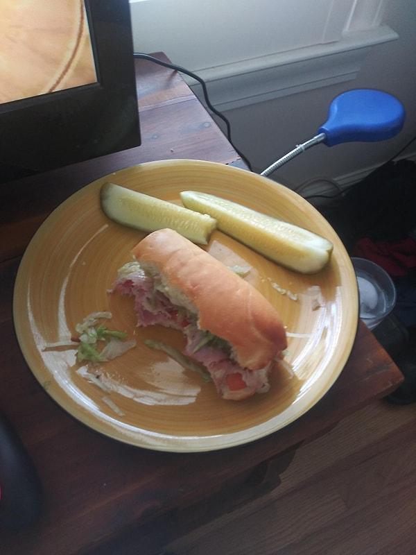 10. "Erkek arkadaşım sandviçini böyle yiyor:"