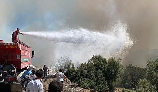 Özellikle Hisarönü bölgesinde üç günden bu yana devam eden orman yangınlarının önü bir türlü alınamıyor.