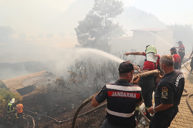 17:33 Muğla'nın Marmaris ilçesinde devam eden yangın Hisarönü Mahallesi'nde etkili olurken, alevler evleri yakmaya başladı.