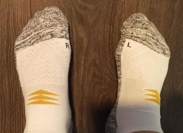 15. Doğru şekilde giyebilmeniz için etiketlenmiş çoraplar.
