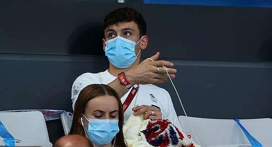 Фотографии олимпийского чемпиона, который вяжет свитер для собаки, стали вирусными в Сети