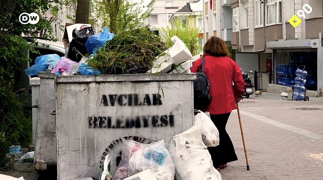 Bu kadar fazla eşyanın birikmesinin sebebi; sürekli olarak yeni eşyalar getirdiği halde hiçbir şeyi çöp atmaması.