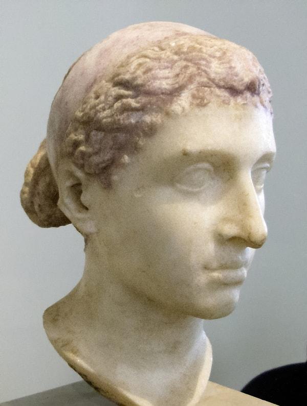 8. Ailesi Ptolemies, Yunanistan'dan Mısır'a göç etti yani aslında Kleopatra Yunan'dı.