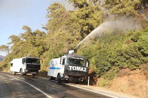11:39 Antalya Beydiğin'de devam eden yangına müdahale için bölgeye TOMA'lar sevk edildi.