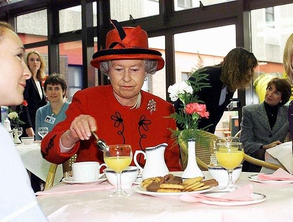 16. Kraliçe yemeğini bitirip tabağını bıraktığı zaman masadaki diğer insanlar yemeye devam etmez.