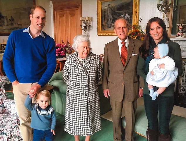 17. Kraliyet ailesi üyelerinin soyadları farklıdır. Prens George 'Cambridge' soyadını kullanmış, Prens Harry ise 'Harry Wales' ismini almıştır.