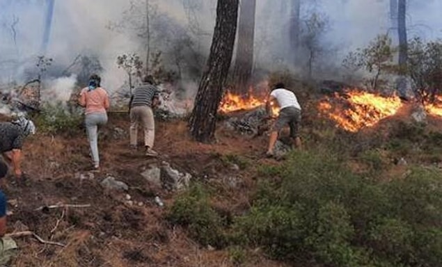 2. Elleriyle toprak atarak yangını söndürmeye çalışmak zorunda kalan yurttaşlarımız;