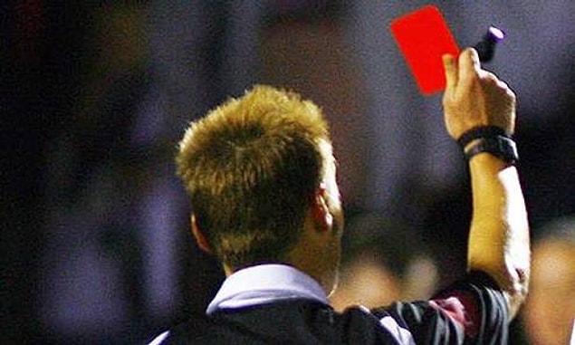 12. İngiliz hakem Martin Sylvester 1998`de oynanan bir maçta, futbolcuya yumruk attığı için kendisine kırmızı kart göstermiştir.