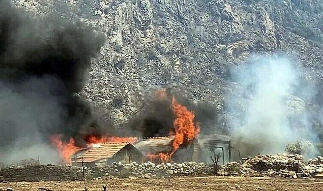 15:28 Milas'ta 3 ev yandı, 6 mahalle tahliye edildi.