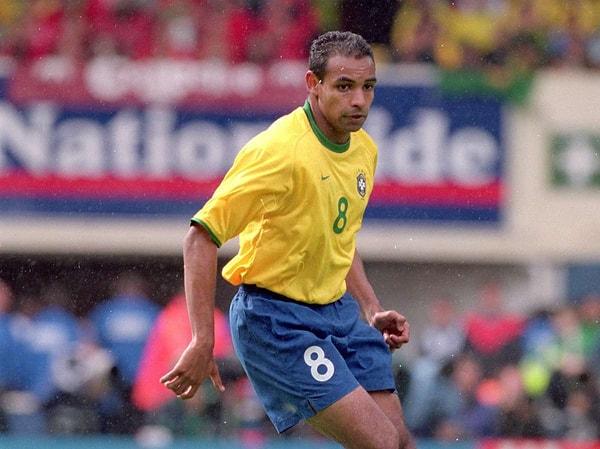 17. Brezilya'nın 2002 Dünya Kupası zaferi öncesinde idmanda Rivaldo'nun şutunu kurtarmaya çalışan Emerson, omzu çıktığı için turnuvayı kaçırmıştı.