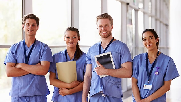 Hayatımızı emanet ettiğimiz doktor ve hemşirelere güvenimiz daima tam olsa da bu hemşire sizin bildiğiniz türden bir tedavi uygulamıyor.