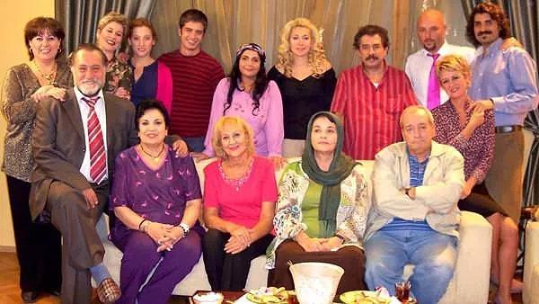 Televizyon dünyasına 2002’de giren Irmak, ilk dizisi Bizim Evin Halleri’nde annesiyle rol arkadaşı oldu.