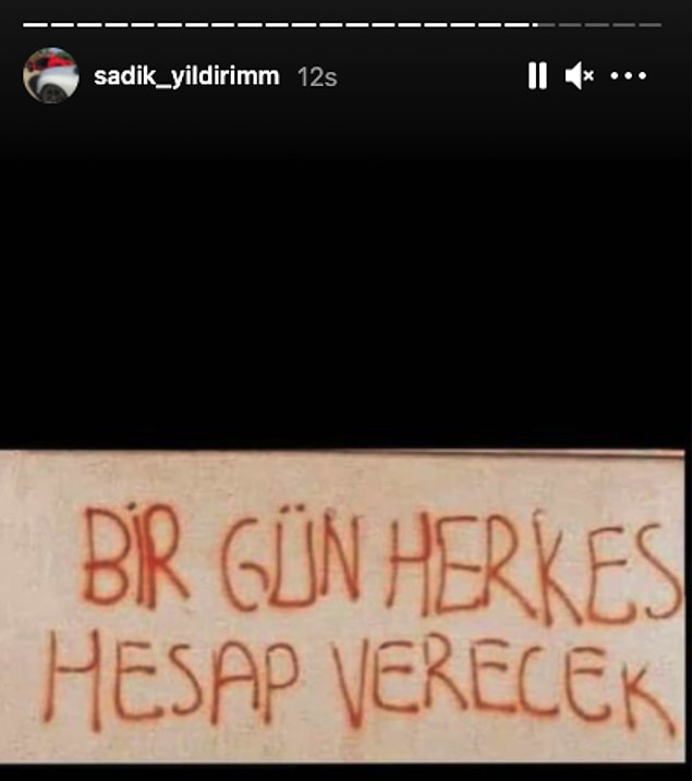 Kendisi akabinde yaptığı paylaşımlarla polis memuru Tolga Akpınar’ı alenen tehdit etti.