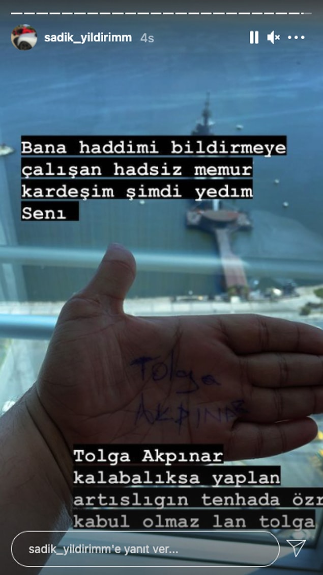 Hatta bununla da kalmadı, polis memurunun adını eline yazdı.