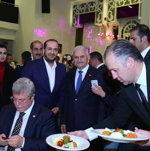 Ayrıca kendisinin pek çok siyasi ve devlet adamıyla da fotoğrafı yer alıyor.