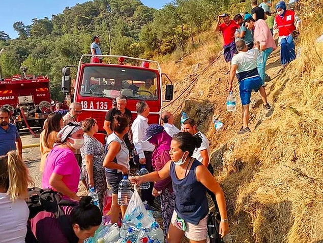 Kısıtlı imkanlarla da olsa vatandaşlarımız ve ülkenin dört bir yanından gönüllülerimiz yangın bölgelerine yardıma koşuyor, ellerinden geldiğince müdahale etmeye çalışıyor. Eşi benzerine sık rastlanmayan büyük bir mücadele söz konusu, canları pahasına yardım ediyorlar.