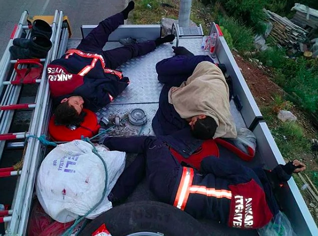 Sahada çalışan itfaiyecilerimiz, askerimiz, vatandaşlarımız, köylülerimiz ve daha nicesi canla başla mücadele ediyor gecesini gündüzüne katarak.
