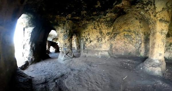 Anchor Church Mağaraları'nın 18. yüzyılda Sör Robert Burdett tarafından yaptırıldığı düşünülüyordu.