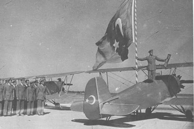 Diğer taraftan Atatürk açılışa gelen konuklara da şunları söyler: “İstikbal Göklerdedir, çünkü göklerini koruyamayan milletler yarınlardan asla emin olamazlar. Her işte olduğu gibi..."