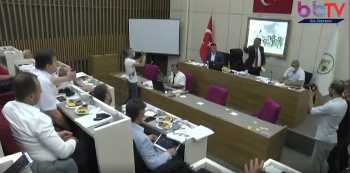 Bolu Belediye Başkanı Tanju Özcan, Meclis Toplantısında AKP'li Meclis Üyelerine Çay Fırlattı