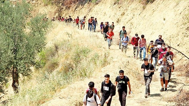 Ancak Taliban tahditlerini artırdıkça can güvenliğinden endişe edenler ülkeyi bir an önce terk ediyor.