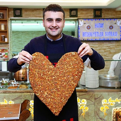 Ünlü Toplumsal Medya Fenomeni CZN Burak’ın Orman Yangınını Yangın Tüpüyle Söndürmeye Çalışması Gündemde!