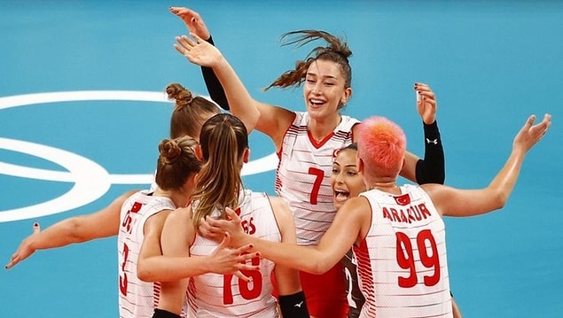 Dün gece Güney Kore’yle karşı karşıya gelen Filenin Sultanları’nı bizler büyük bir gururla izlerken Twitter’da boy gösteren bir ahlak bekçisi mesaiye başladı!