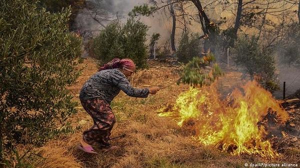 Birçok ormanlık alan ve köy havadan yeterli müdahale yapılmadığı için yok oldu. Günlerdir acı çeken ve alevlerle mücadele eden bölgelerden biri de Antalya'nın Manavgat ilçesi. Yangın hala tam anlamıyla söndürülmüş değil, insanlar adeta zamanla yarışıyor.