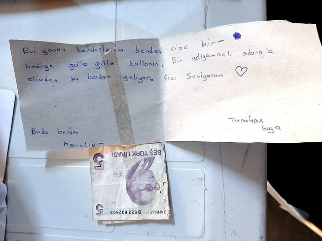 Sözen, Türkiye'nin birçok yerinden acılarını paylaşan çocuklardan gelen mektupları gösterdi.