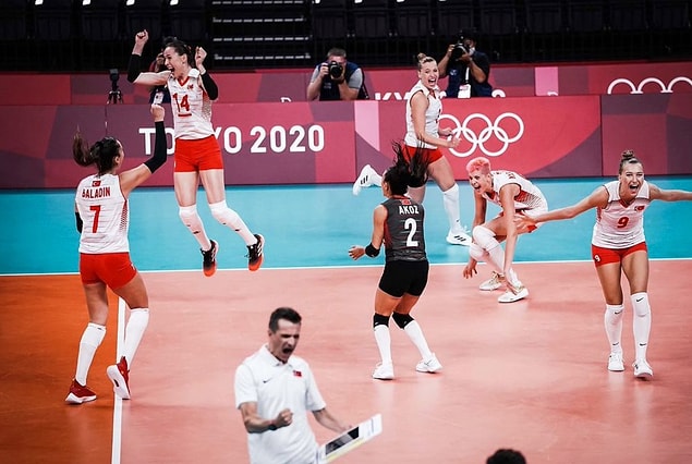 Babası da sporcu olan Meliha, kariyerine basketbol branşında başlamayı düşünse de sonrasında voleybolda karar kıldı.