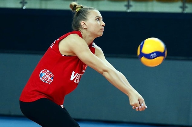16 yaşında Türkiye'ye geldikten sonra İlkbank takımına transfer oldu.