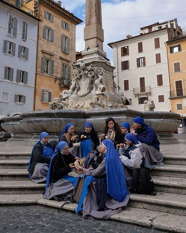 30. "Roma'da mola veren rahibeler."