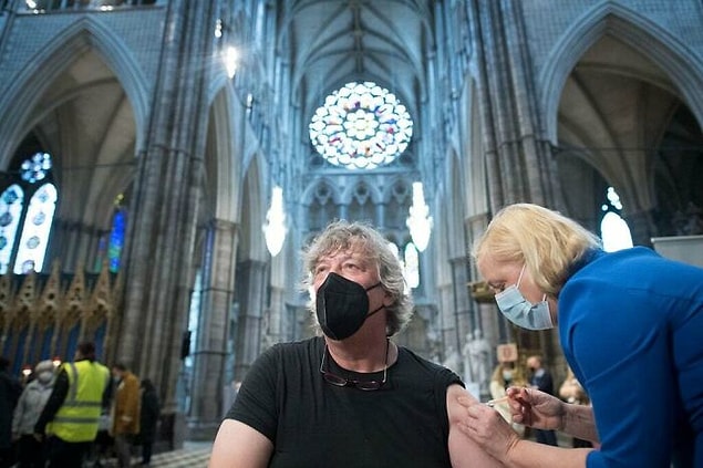 33. Stephen Fry, Westminster Manastırı'nın Şairler Köşesi'nde aşılanıyor."
