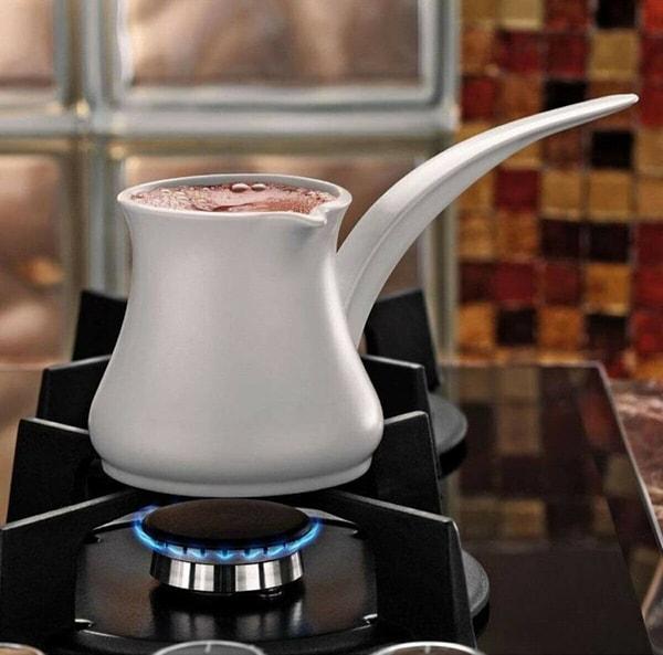 3. Türk kahvesini cezvede pişirmeyi sevenler için şık bir porselen cezve.
